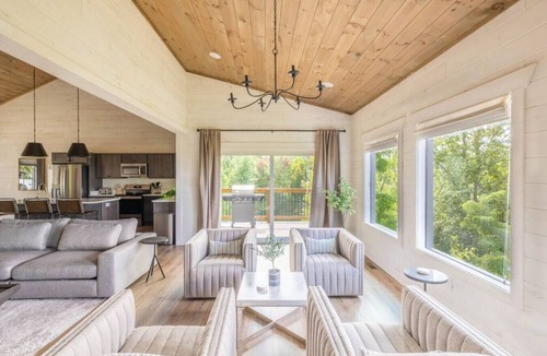 Chalet Village North Cabin | LuxeRecharge -Smokey Mountains Modern Cabin in Gatlinburg's coveted Ski Mountain