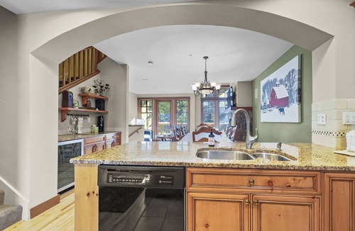 Copper Mountain Village House | Luxurious Town Home, Short Walk to Lifts, Private Hot Tub 164B