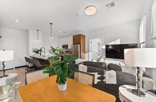 Everett Apartment | Luxury 2bd/2ba in Everett q6oz