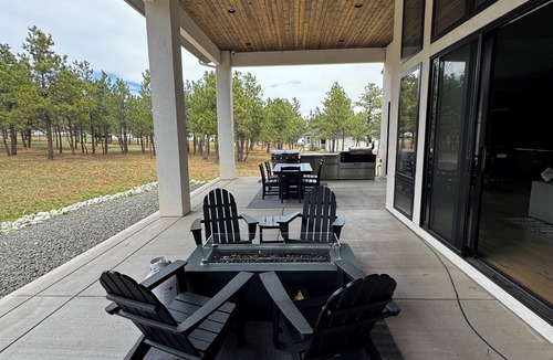 Monument House | Luxury 6BR Mountain Retreat | Sleeps 20 | Theater, Hot Tub & Fire Pit Spacious 4,500 sq ft home perfect for large groups, weddings & retreats near the Air Force Academy. Enjoy a private acre, entertainment basement, outdoor living, peaceful Mtn
