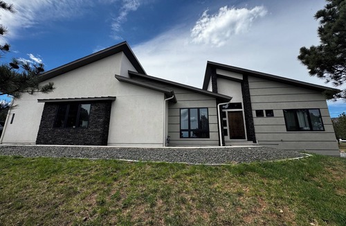 Monument House | Luxury 6BR Mountain Retreat | Sleeps 20 | Theater, Hot Tub & Fire Pit Spacious 4,500 sq ft home perfect for large groups, weddings & retreats near the Air Force Academy. Enjoy a private acre, entertainment basement, outdoor living, peaceful Mtn