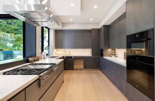 Woodbury House | Luxury Glendale Hillside Retreat w/Views, Spa & BBQ