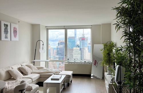 Midtown Apartment | Luxury High-Rise with Panoramic NYC Views