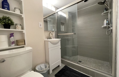 Manoa Apartment | Luxury Suite. Conveniently Located. Free Parking.