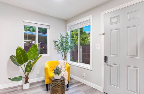 Monrovia Apartment | M3-Detached house 2 bedroom 1 bathroom close Old Town Monrovia kingsize-bed!
