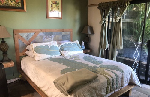Kihei Bed & Breakfast | Make Maui Your Home for Months! 1 bedroom 1 bath cottage 1/2 mile walk the beach