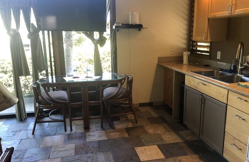Kihei Bed & Breakfast | Make Maui Your Home for Months! 1 bedroom 1 bath cottage 1/2 mile walk the beach
