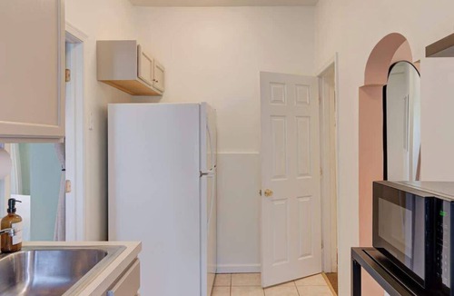 Manayunk Apartment | Manayunk Apt Driveway Parking Sleeps 6 Walkable