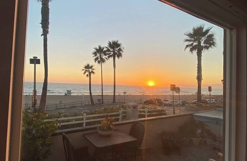 El Porto Apartment | Manhattan Beach Beachfront Charming On The Strand