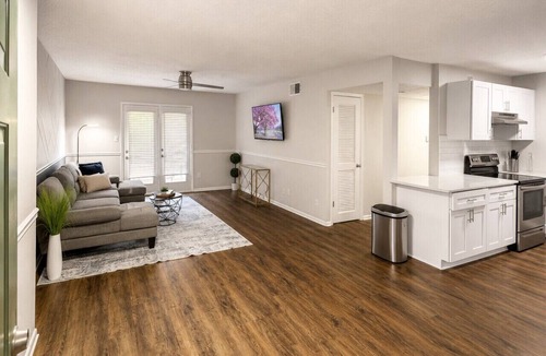Shannon Apartment | Maple & Main Hoover | Modern 2BR Escape 2E