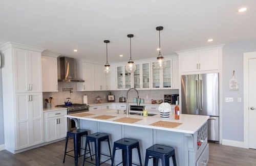 Easton's Point House | Mar Azul Walk to the Beach Enjoy Ocean Views Near Newport