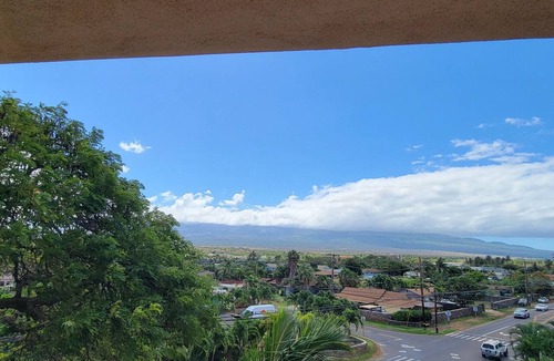 Kihei Condo | Maui Sunset B401 ~ 2 BR, 2 BA w/full kitchen, W/D and partial ocean views.
