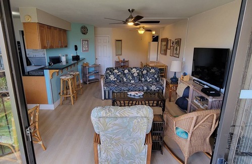 Kihei Condo | Maui Sunset B401 ~ 2 BR, 2 BA w/full kitchen, W/D and partial ocean views.