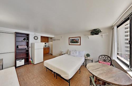 McCully - Moiliili Apartment | Mellow Hawaiian Monarch Studio