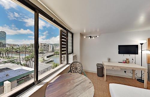 McCully - Moiliili Apartment | Mellow Hawaiian Monarch Studio