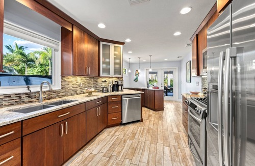 Saint Armands Key House | Mermaids Oasis | Private Pool, Hot Tub, & 5 Minute Walk to St. Armands Circle & Lido Key Beach!