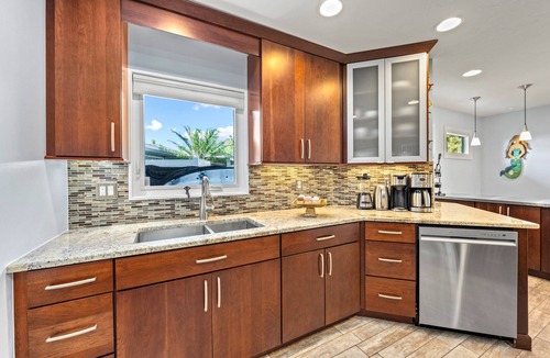 Saint Armands Key House | Mermaids Oasis | Private Pool, Hot Tub, & 5 Minute Walk to St. Armands Circle & Lido Key Beach!