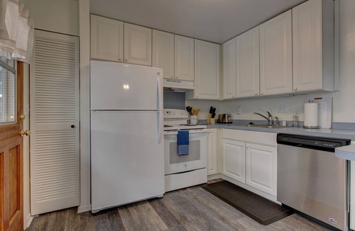 Hilo House | Minutes from Downtown Hilo, Sleeps 6