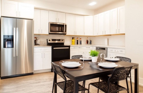 Kensington Apartment | Modern 2BD 2BA Queen Bed Work Desk WiFi W/D.