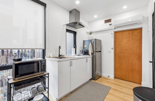 Kensington Apartment | Modern Bright Loft in Fishtown with Greenhouse