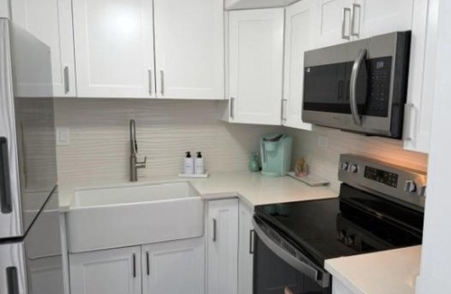 McCully - Moiliili Apartment | Modern Condo, Free Parking, Sleeps 4, 1 King Bed, 1 Queen Pullout Couch in Waikiki