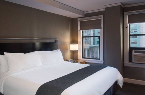 Belltown Hotel | Modern King | Original Artwork & Seattle Views