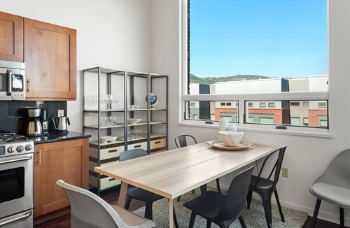 Basalt Condo | Modern Loft with A/C, Gym, Deck & Walkable Willits Town Center Access