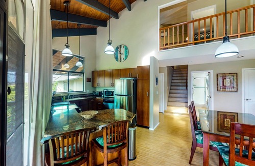 Princeville Condo | Modern upper-floor condo w/central A/C, lanai, W/D, and outdoor pool