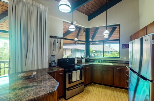 Princeville Condo | Modern upper-floor condo w/central A/C, lanai, W/D, and outdoor pool
