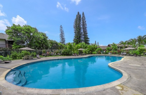 Princeville Condo | Modern upper-floor condo w/central A/C, lanai, W/D, and outdoor pool