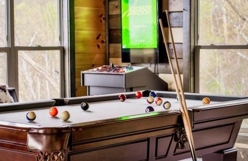Chalet Village North Ski Chalet | Mountainscape - Brand New Cabin w Views - HotTub - FireTable - PS5 - PoolTable - 3 Pools