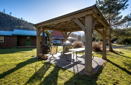 Maple Falls House | Mt. Baker Lodging Cabin 72 - Sleeps 2!