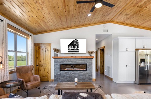 Rufe Cabin | NEW LISTING Rustic meets modern, secluded and quiet, private pond for fishing