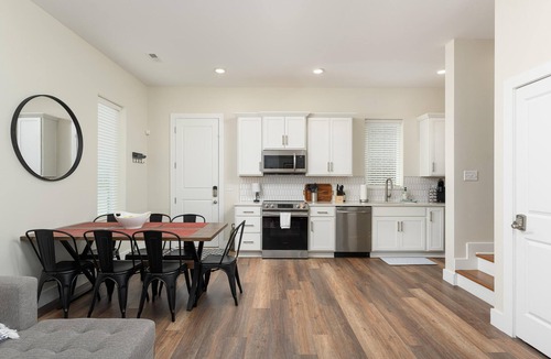 Chattanooga House | New - Lookout Views 2 Br/2BA Sleeps 8 next to OddStory Brewery! Pet friendly!
