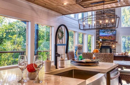 Chalet Village North House | New Luxury Cabin (spectacular view of Mount LaConte)