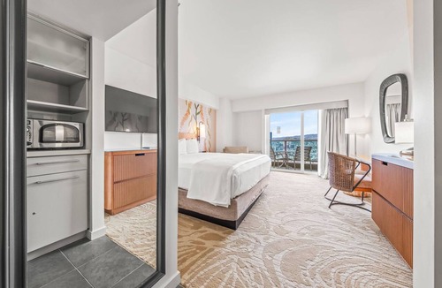 Ala Moana Condo | Newly Renovated Ocean with Queen Bed