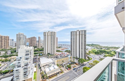 Ala Moana Condo | Newly Renovated Ocean with Queen Bed