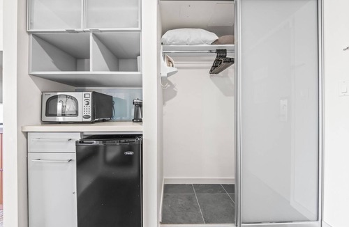Ala Moana Condo | Newly Renovated Top Floor Balcony MAIN