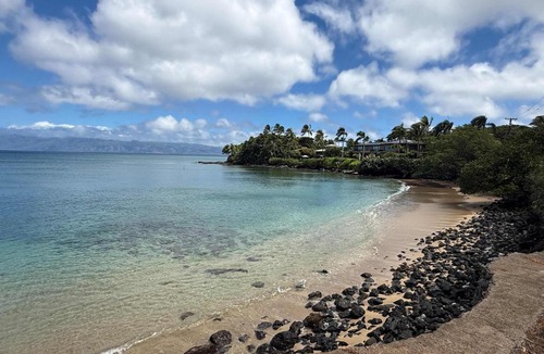 Kahana Hotel | Ocean-Facing Maui B&B Room - Breakfast, BBQ & AC