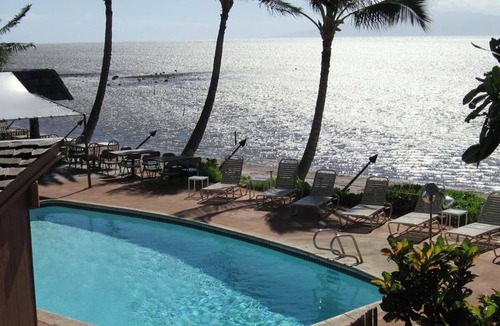 Kaunakakai House | Ocean Front King: Panoramic Sea Views Meet Polynesian Elegance in Molokai