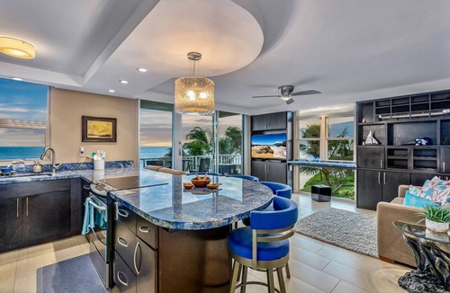 Kihei Condo | Ocean Front With Ocean View! AC, King Bed, 2 Bath!