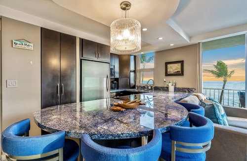 Kihei Condo | Ocean Front With Ocean View! AC, King Bed, 2 Bath!