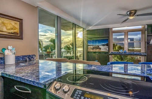 Kihei Condo | Ocean Front With Ocean View! AC, King Bed, 2 Bath!