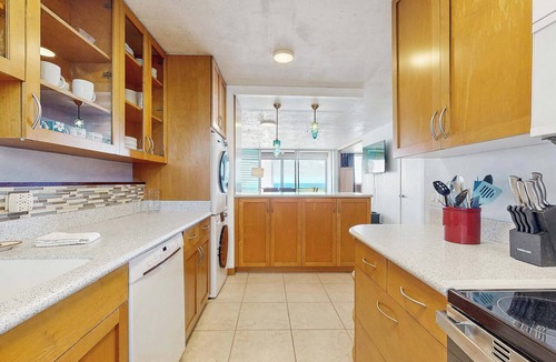Waikiki Apartment | Ocean & Harbor Views, Walk to All of Waikiki