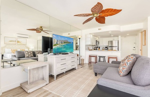 Waikiki Condo | Ocean-Marina Sunset Views Condo with Full Kitchen at Ilikai Hotel by Beach