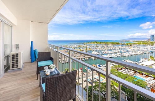 Waikiki Apartment | Ocean & marina view, just steps to Waikiki Beach