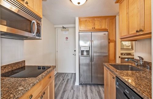 McCully - Moiliili Condo | Ocean & Mountain Views at Island Colony Near Beach by Shops & Restaurants