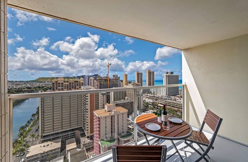 McCully - Moiliili Condo | Ocean & Mountain Views at Island Colony Near Beach by Shops & Restaurants