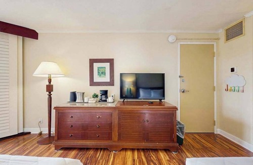 Hanamaulu Apartment | Ocean-View Lihue Getaway with Pools, Gym, Hot Tub & Beach