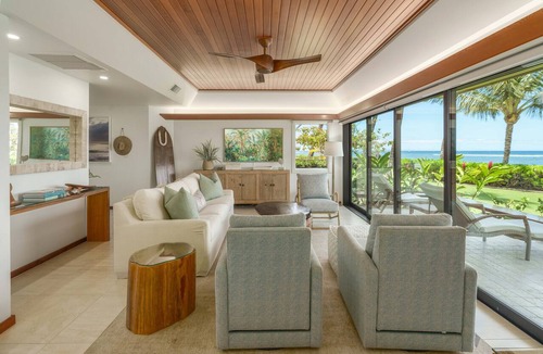 Historic Lahaina Front Street Condo | Oceanfront luxury 3bd condo on Baby Beach